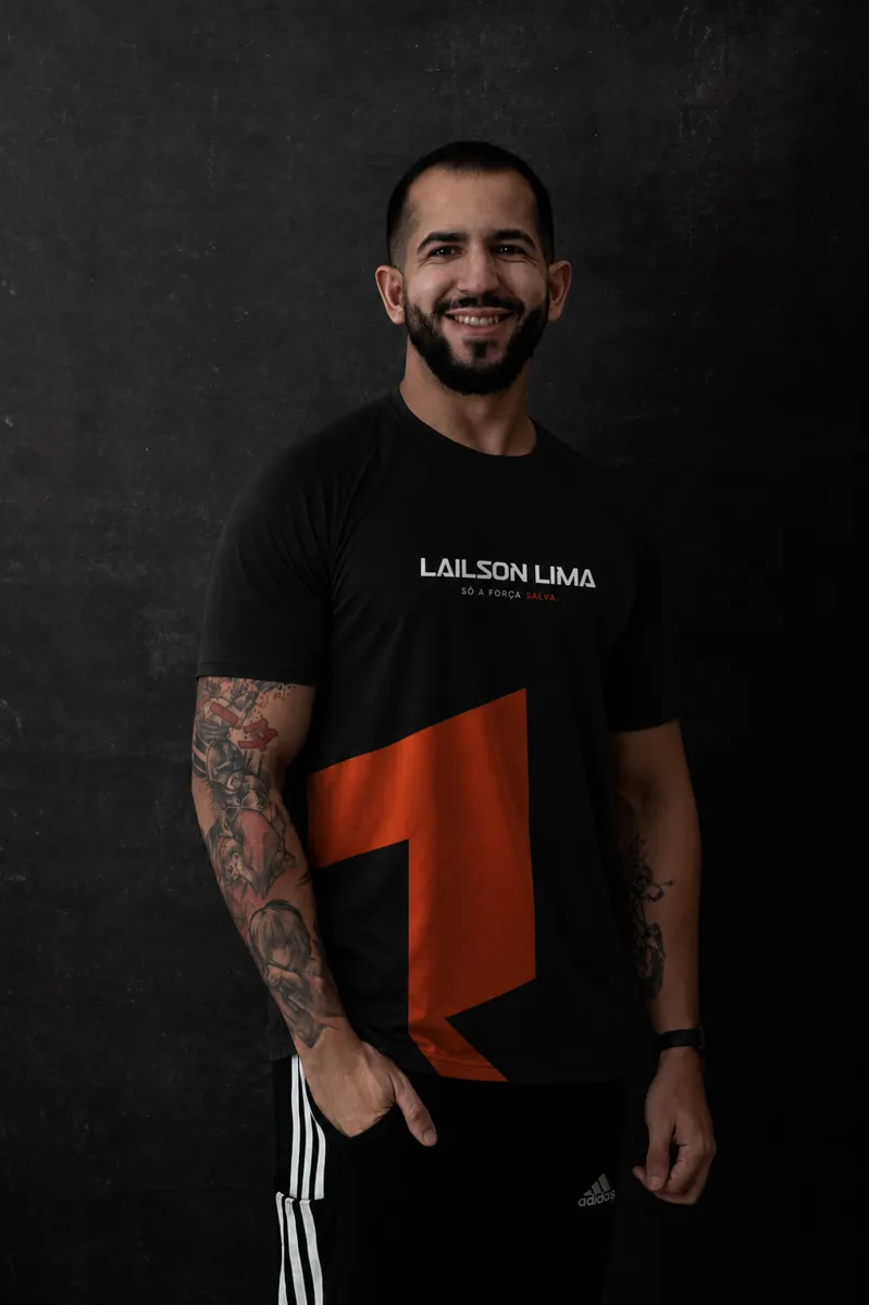 Lailson Lima sorrindo, com a camiseta da marca